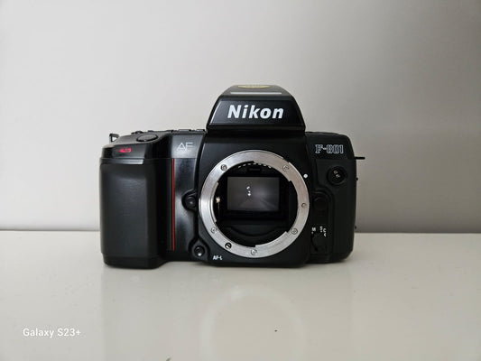 Ein Produktfoto der Nikon Af-801 Kamera. Hintergrundfarbe ist grau.