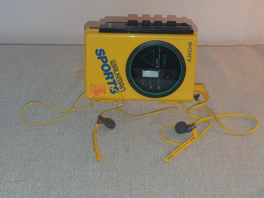 Sony Sports Walkman WM-35 in Gelb.