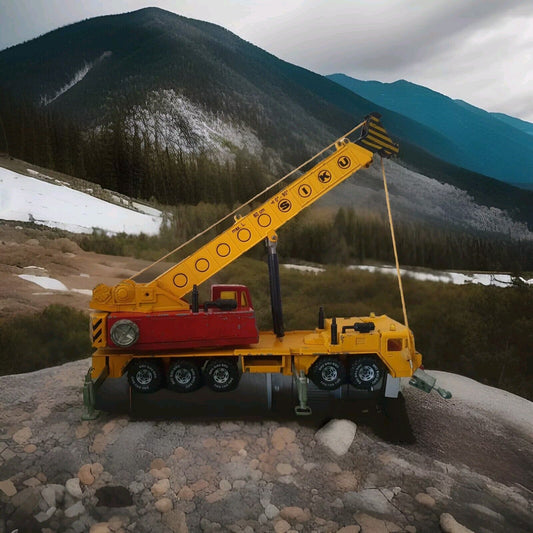 Ein Bild von Siku 4010 Hydraulischer Kranwagen. Im Hintergrund ist ein bergische Landschaft zu sehen. 