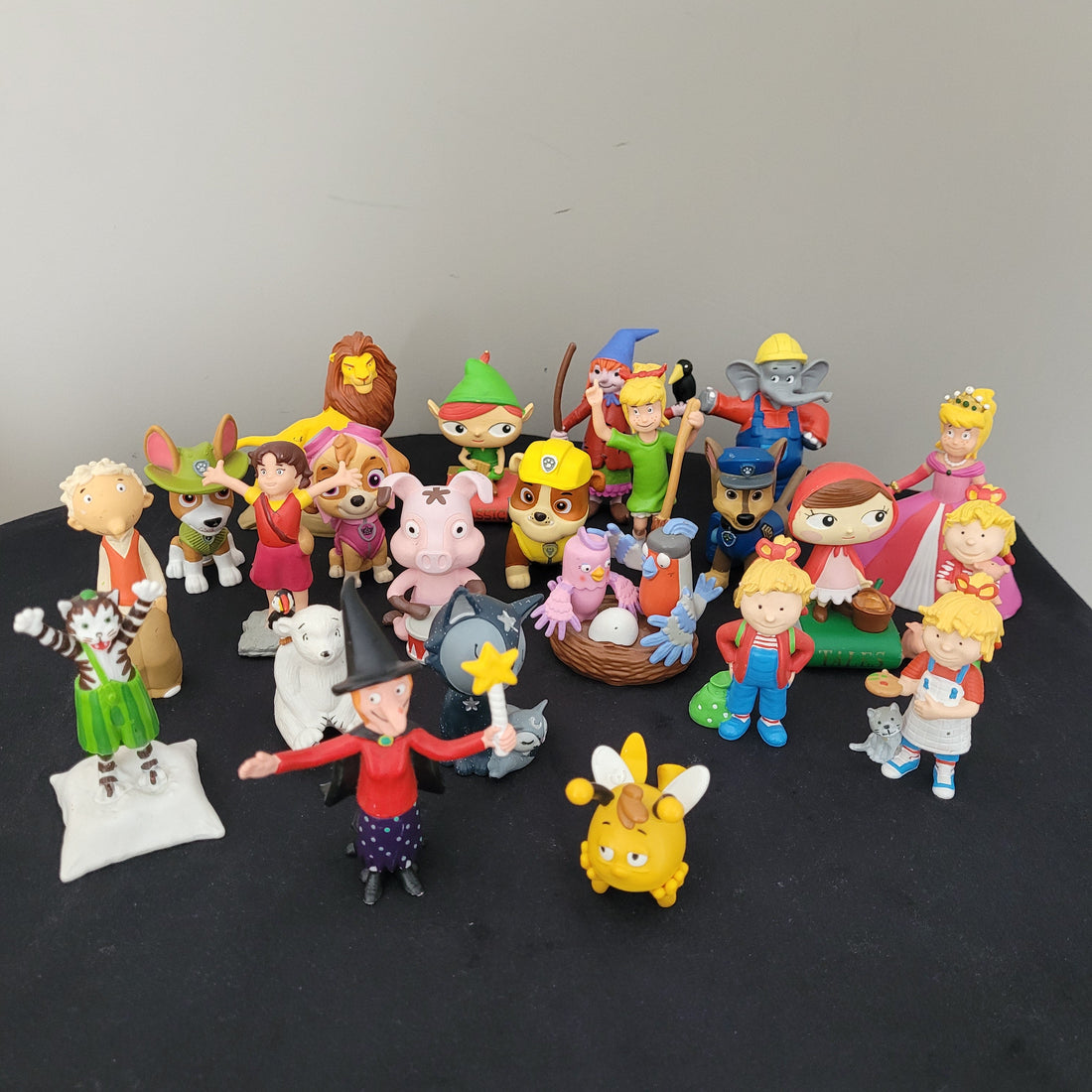Große Sammlung gebrauchter Tonie Figuren verschiedene Charaktere wie Paw Patrol Benjamin Blümchen und Paddington Bär für die Toniebox Vintage Spielzeug Ankauf