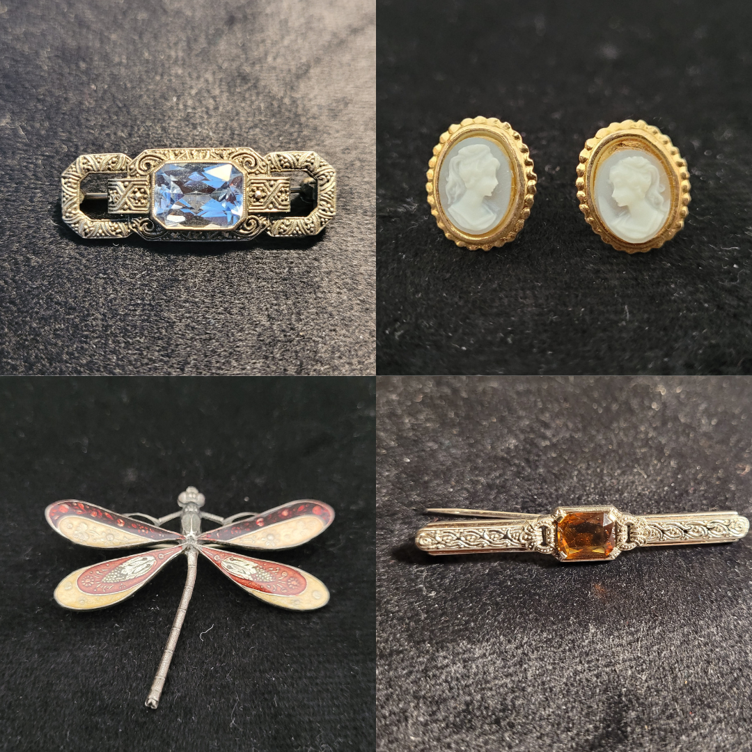 Collage mit Vintage-Schmuck: rechteckige Brosche mit blauem Edelstein, Paar Kamee-Ohrringe in Goldfassung, Libellen-Brosche mit roten und weißen Flügeln sowie Brosche mit rechteckigem Edelstein.