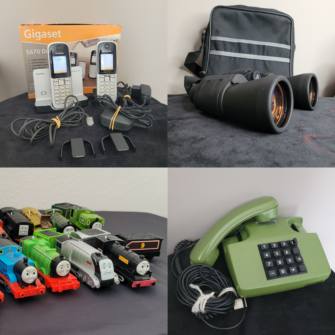 Collage mit Elektronik und Sammlerstücken: Siemens Gigaset S670 Duo Eco Dect Titanium Telefonset, Fernglas Prismatic 8‑24x50 Zoom 78m/8x, Thomas & seine Freunde Tenderzüge Spielzeug und Post Tastentelefon FetAp 82‑2 aus den 80er Jahren mit Schlüssel.