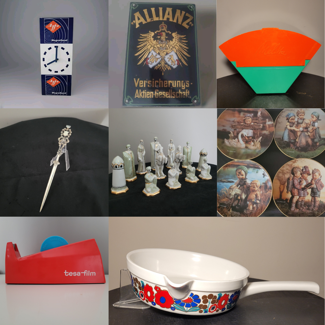 Collage mit 9 Vintage-Objekten: Agfa-Werbeuhr, Allianz Emailschild, Melitta Kaffeefilter,Antike-Brieföffner, Porzellan Schachfiguren, roter Tesa-Film Abroller, weiße Keramikpfanne mit Blumenmuster und leeres Feld.