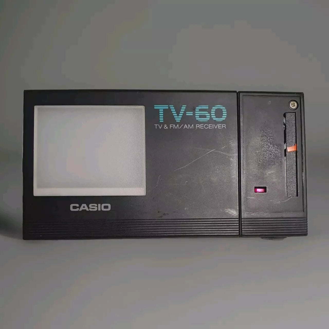 Casio - TV-60 Taschen Fernseher Radio TV & FM/AM Receiver - Ravify - Dein Shop für Retro- und Vintageartikel
