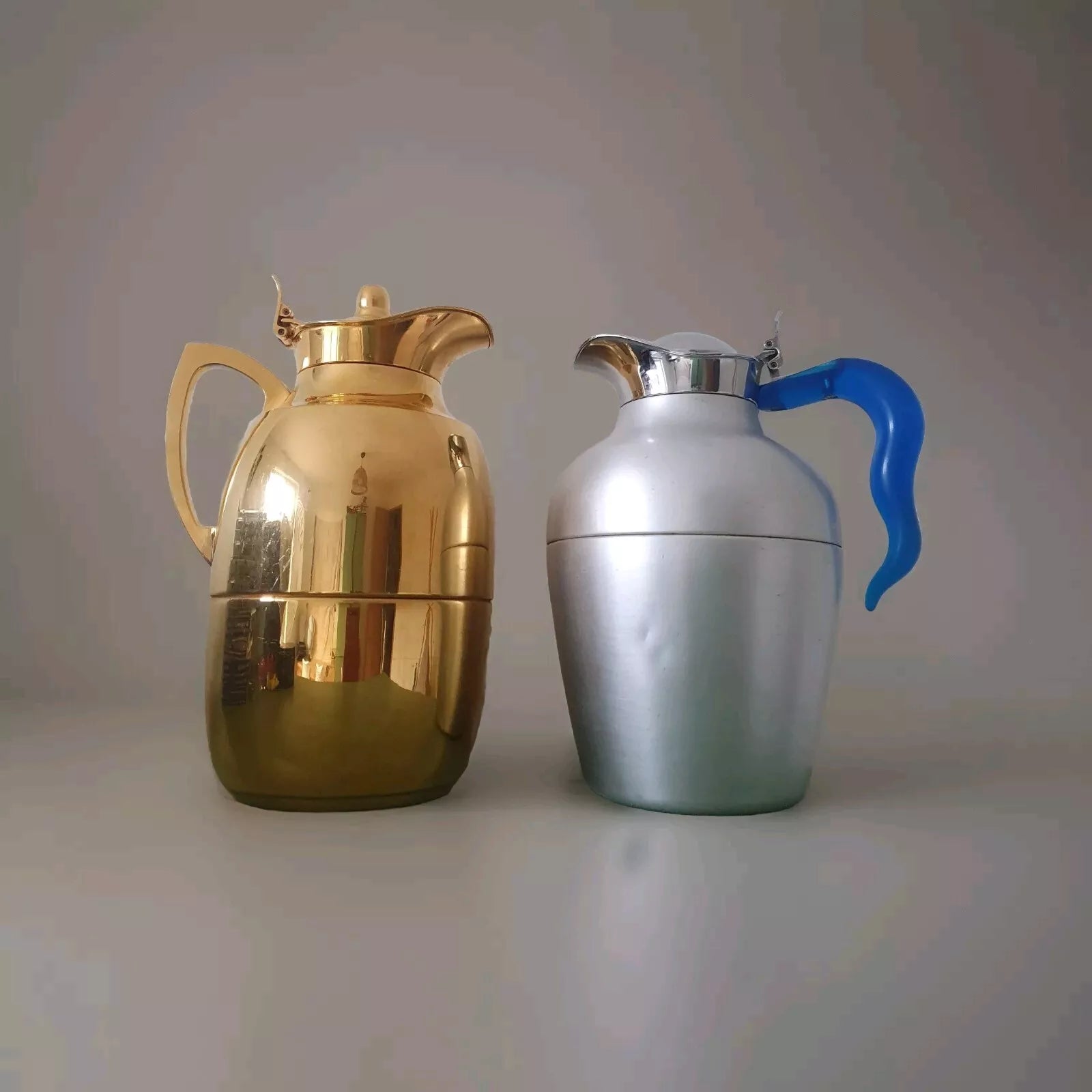 Alfi Isolierkannen "vergoldet" & "silber (Farbe) mit blauem Griff" , je 1l - Ravify - Dein Shop für Retro- und Vintageartikel