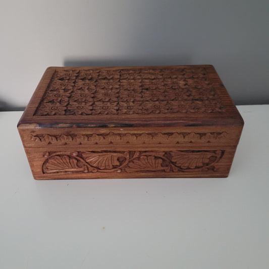 Vintage Schatulle aus Holz mit elegantem Motiv - Ravify - Dein Shop für Retro- und Vintageartikel