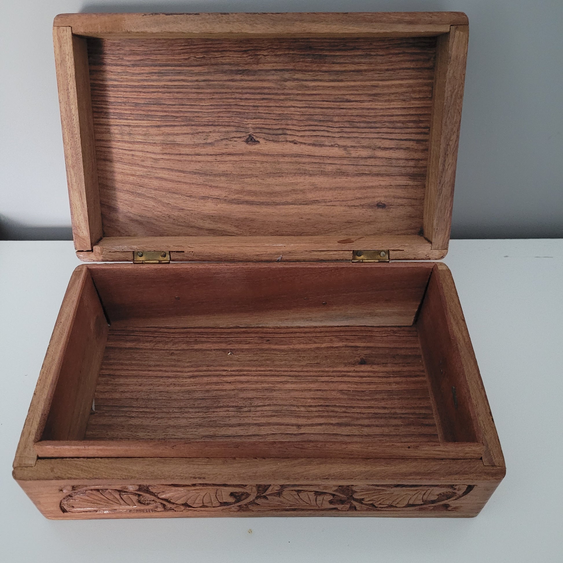 Vintage Schatulle aus Holz mit elegantem Motiv - Ravify - Dein Shop für Retro- und Vintageartikel