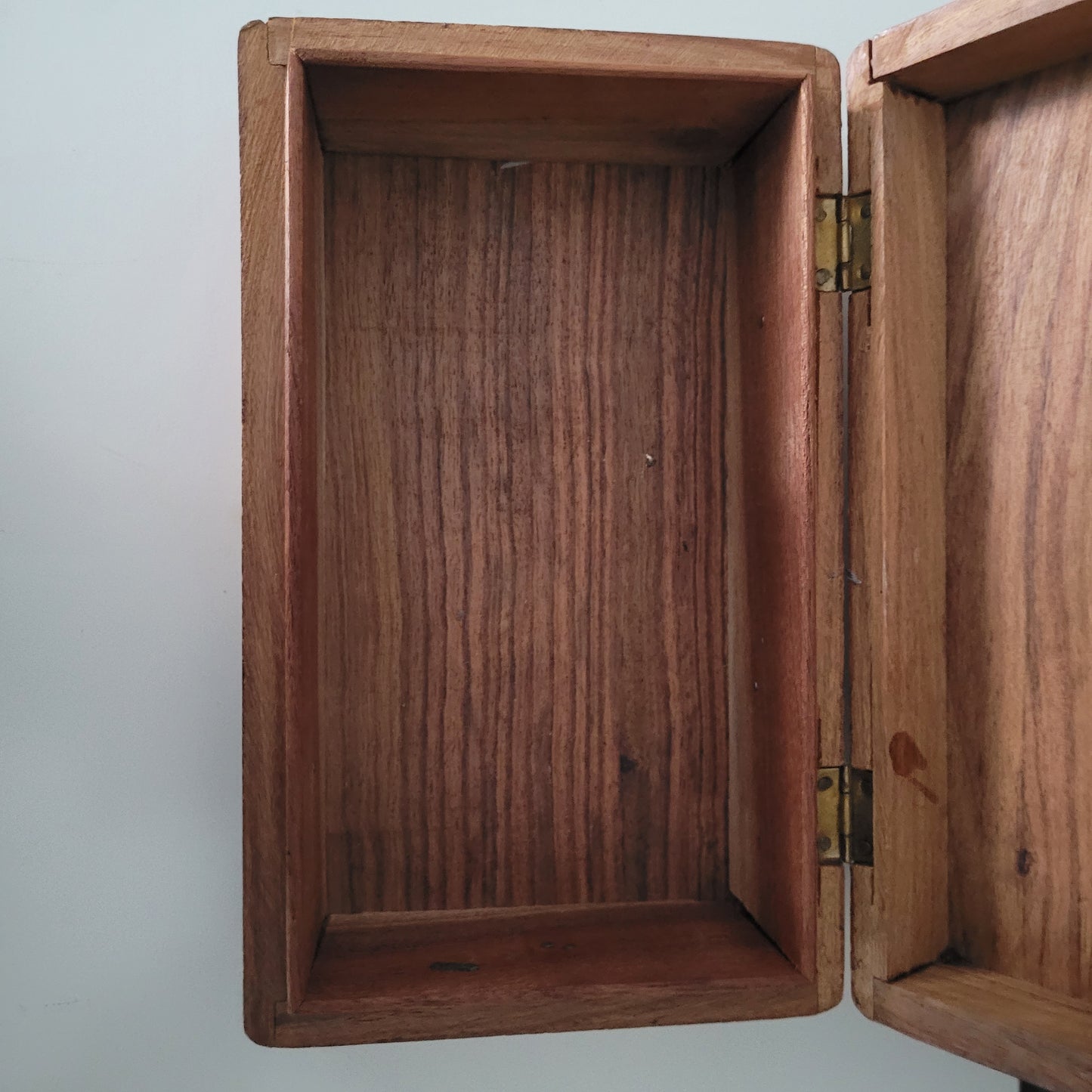 Vintage Schatulle aus Holz mit elegantem Motiv - Ravify - Dein Shop für Retro- und Vintageartikel