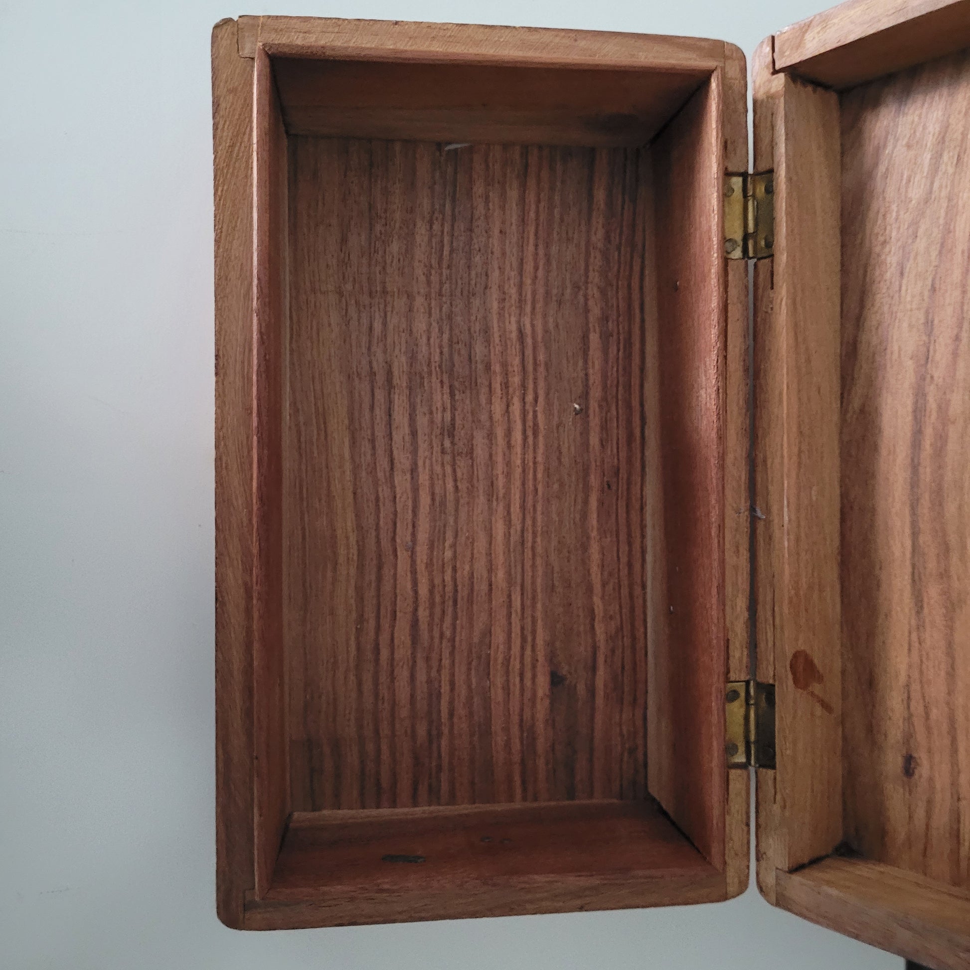 Vintage Schatulle aus Holz mit elegantem Motiv - Ravify - Dein Shop für Retro- und Vintageartikel