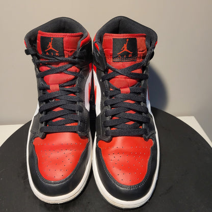 Sneaker Nike Air Jordan 1 Mid White Black Red Größe 44,5 (Artikelnummer 554724-079)