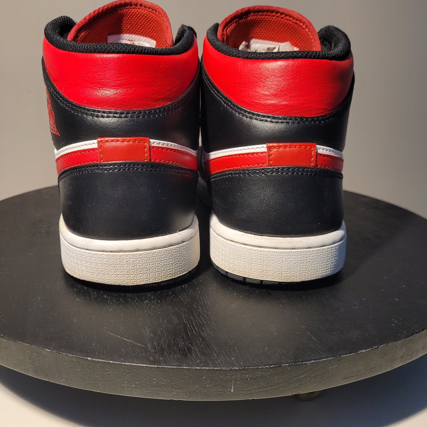 Sneaker Nike Air Jordan 1 Mid White Black Red Größe 44,5 (Artikelnummer 554724-079)