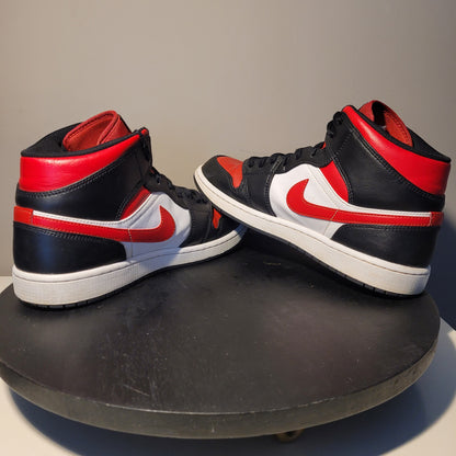 Sneaker Nike Air Jordan 1 Mid White Black Red Größe 44,5 (Artikelnummer 554724-079)