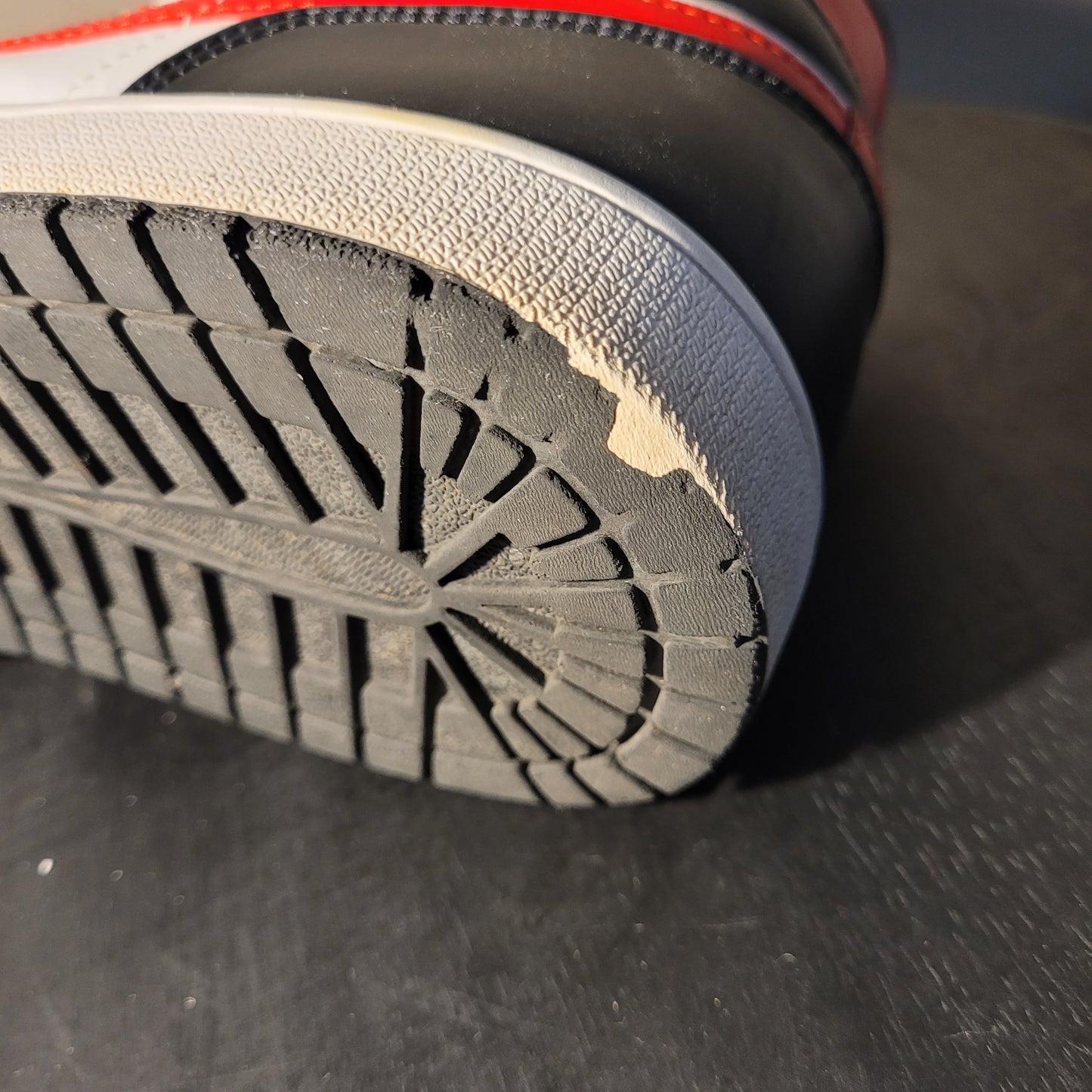 Sneaker Nike Air Jordan 1 Mid White Black Red Größe 44,5 (Artikelnummer 554724-079)