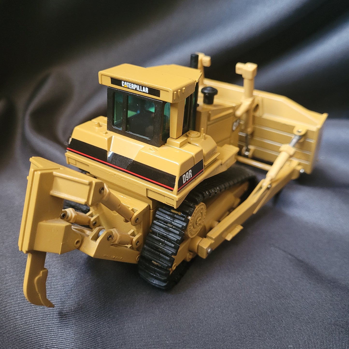 NZG Caterpillar CAT D9R Planierraupe 1:50 – No. 451 – Made in W. Germany