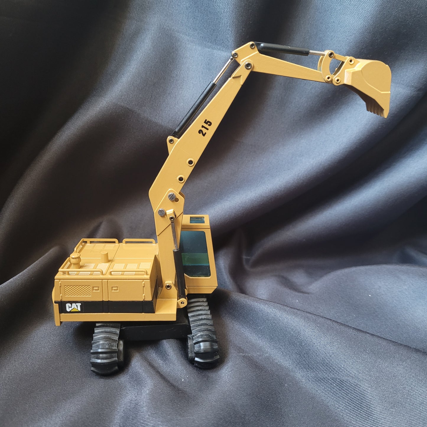 NZG Caterpillar CAT 215 Raupenbagger – Maßstab 1:50 – Modell No. 190