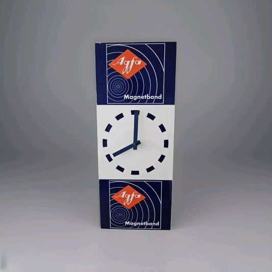 Agfa - Magnetband Werbung Uhr -Retro-Wanduhr mit dem markanten roten Agfa-Logo und blauem Magnetband-Design. Weißes Zifferblatt mit blauen Markierungen und Zeigern. Nostalgische Uhr, die an die Ära der Magnetbänder erinnert und für Liebhaber von Retro-Technologie und Design interessant ist.