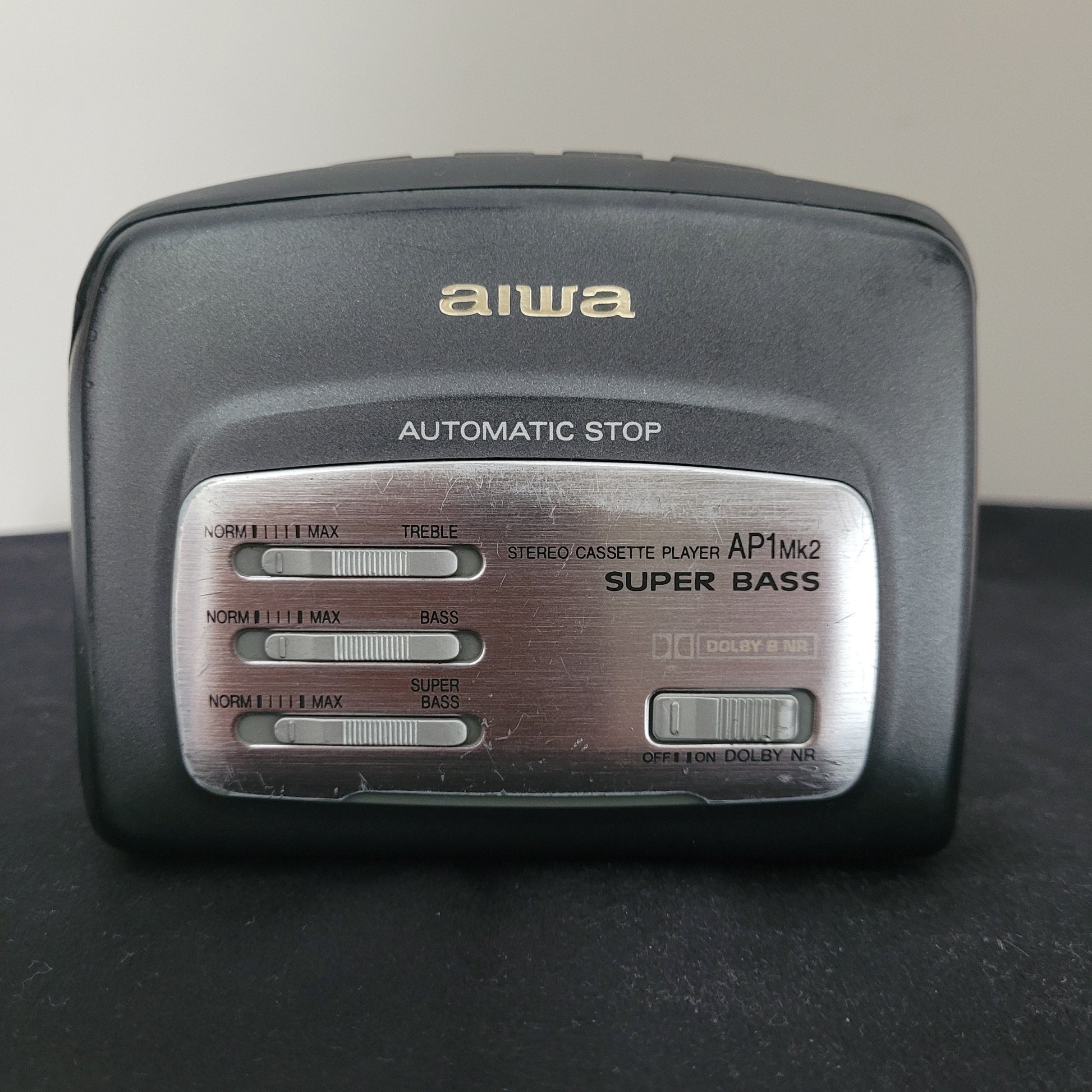 Vintage Aiwa Walkman AP1 Mk2 Super Bass Stereo Kassettenspieler mit Dolby NR, Klangreglern und metallic Front – Retro tragbares Audiogerät für Sammler und Liebhaber klassischer Musiktechnik.