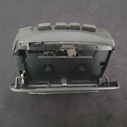 Nahaufnahme eines geöffneten Vintage-Kassettenspielers mit sichtbaren mechanischen Komponenten und Bedientasten – detaillierter Blick ins Innere klassischer Audiotechnik für Retro- und Technikliebhaber.
