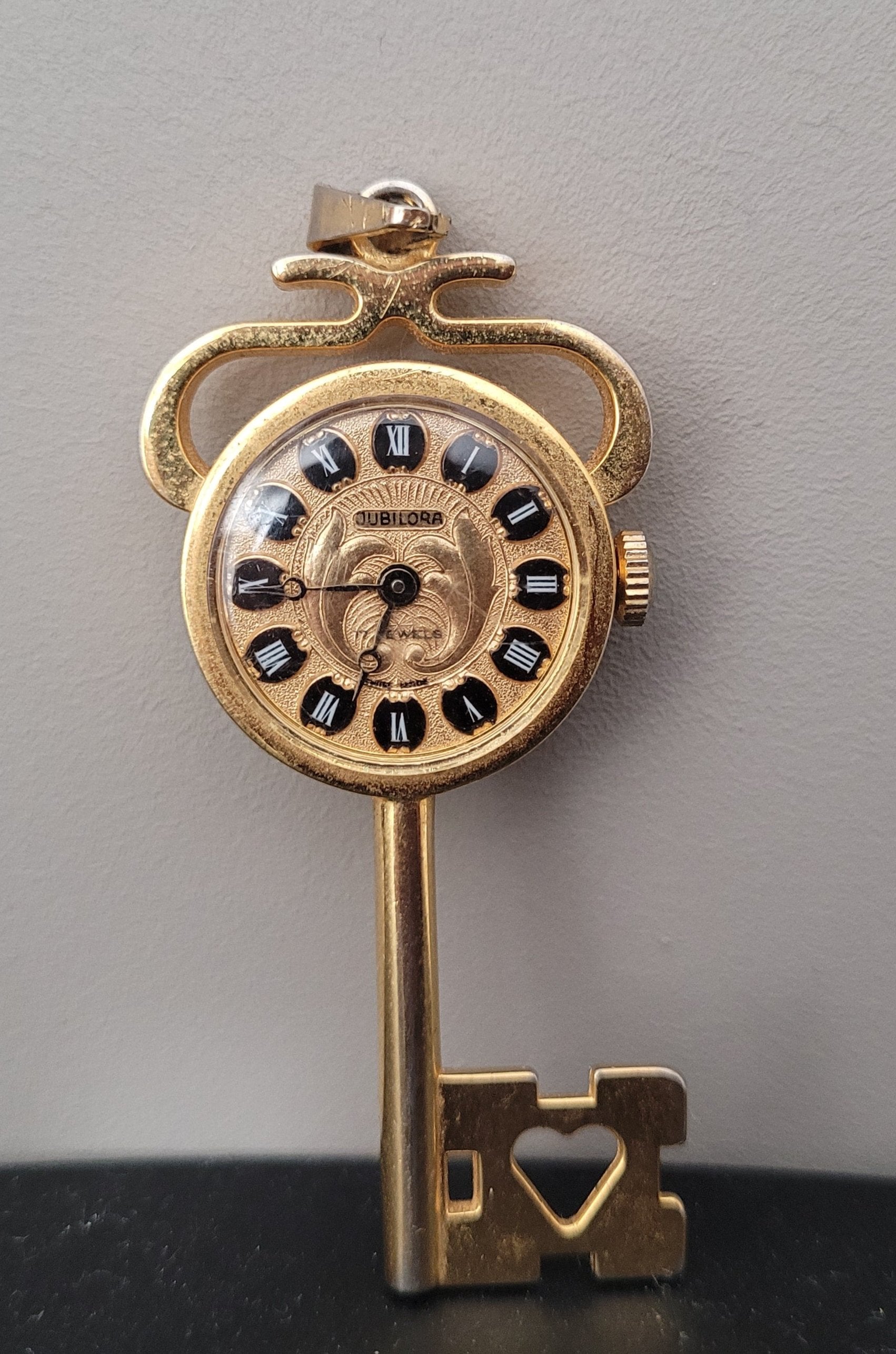 Anhaenger Swiss Made Uhrenschluessel von AVON-vergoldet-Jubilora-Hauptfoto