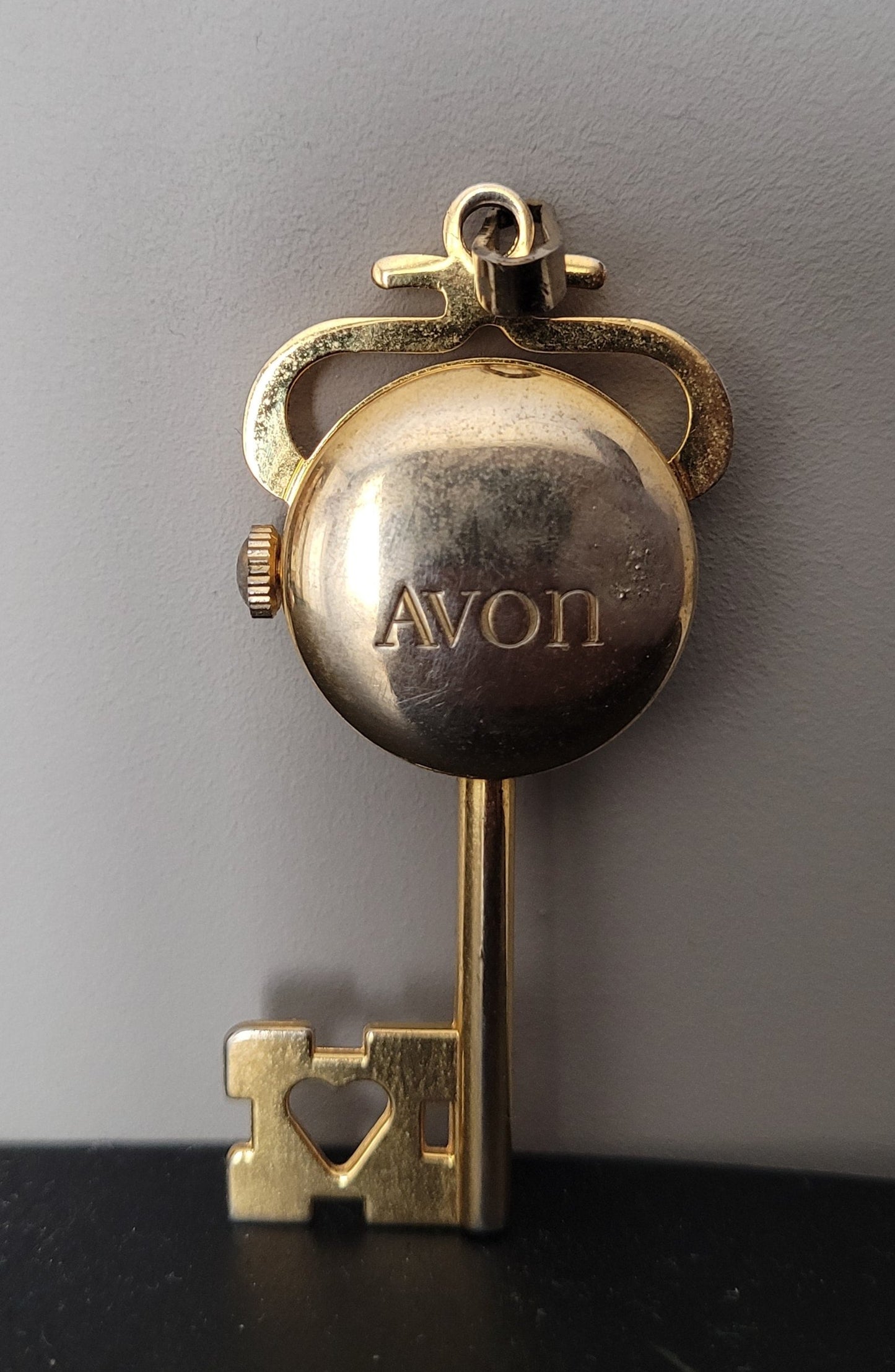 Anhaenger Swiss Made Uhrenschluessel von AVON-vergoldet-Jubilora-Rückseite