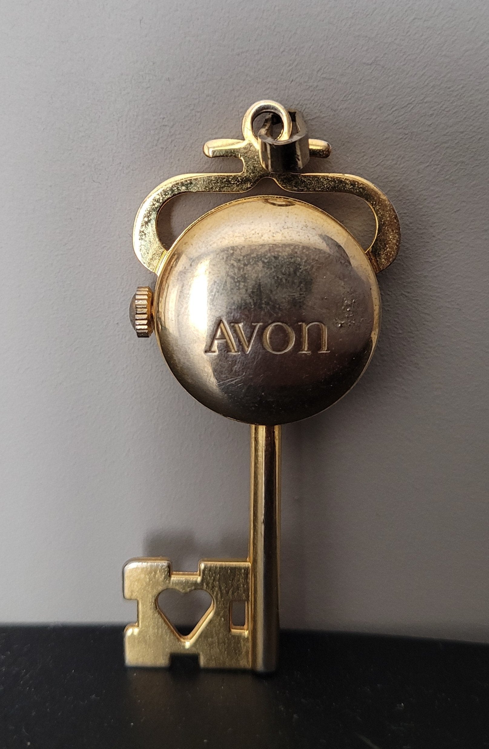 Anhaenger Swiss Made Uhrenschluessel von AVON-vergoldet-Jubilora-Rückseite