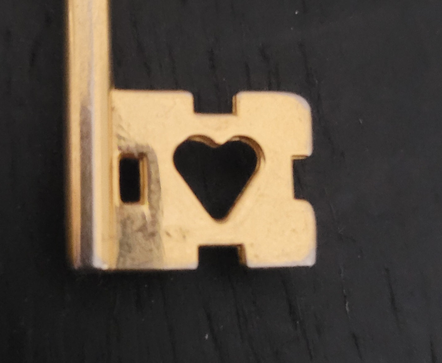 Anhaenger Swiss Made Uhrenschluessel von AVON-vergoldet-Jubilora-unterer Abschnitt