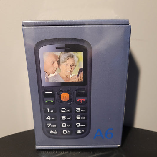 : Verpackung eines A6 Mobiltelefons, speziell für Senioren, mit großen Tasten und einfachem Layout. Auf dem Bildschirm des Telefons ist ein Bild von zwei älteren Personen zu sehen.
