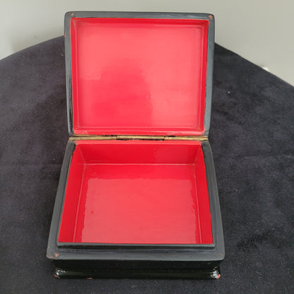 Antike/Vintage Lackdose aus Holz aus der UdSSR – Innenansicht mit dekorativer Lackierung Das Bild zeigt die Innenansicht einer antiken/Vintage Lackdose aus Holz aus der UdSSR, die mit einer glatten, dunklen Lackierung versehen ist. Die hochwertige Verarbeitung des Innenraums unterstreicht die traditionelle Handwerkskunst und verleiht der Schatulle ihren klassischen Vintage-Charme. Die Ränder sind sorgfältig lackiert, wodurch die Dose ihre elegante Optik bewahrt.