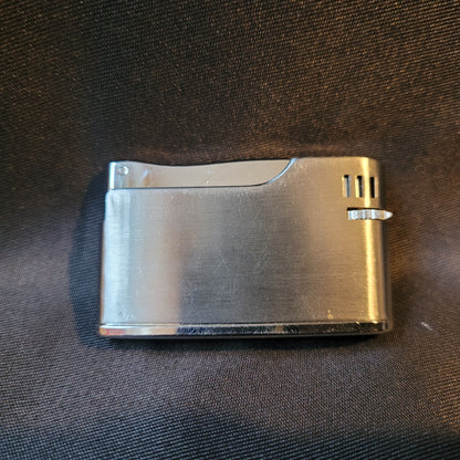 Apollo-K Feuerzeug Vintage, silberfarben, Rückseite glatt ohne Gravur, elegantes Metallgehäuse, Hintergrund schwarz, klassisches Sammlerobjekt.