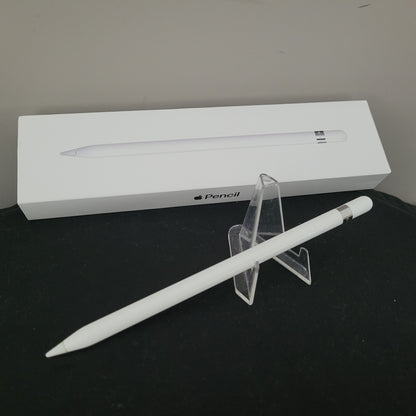 Apple Pencil Stift Original für iPad Pro – MK0C2ZM/A, liegend auf weißem Hintergrund, mit sichtbarer Schutzkappe und Lightning-Anschluss – leichte Gebrauchsspuren am Deckel erkennbar.
