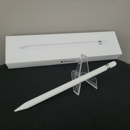 Apple Pencil Stift Original für iPad Pro – MK0C2ZM/A, liegend auf weißem Hintergrund, mit sichtbarer Schutzkappe und Lightning-Anschluss – leichte Gebrauchsspuren am Deckel erkennbar.
