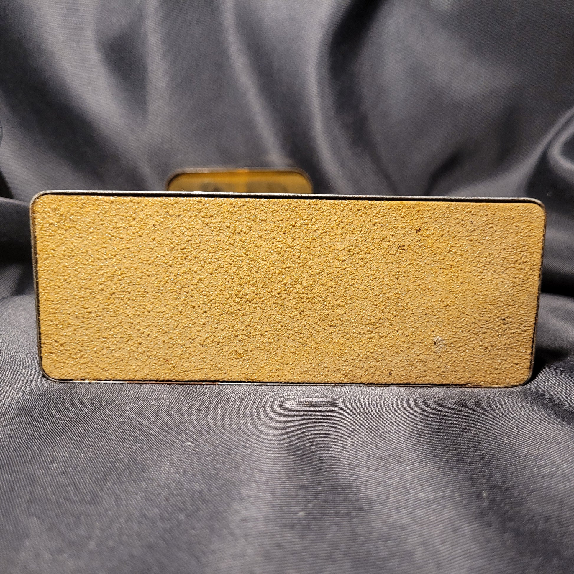 Arca 500 Briefwaage Küchenwaage Mid Century Vintage, Unterseite plastik in goldener Farbeschwarzer Hintergrund.