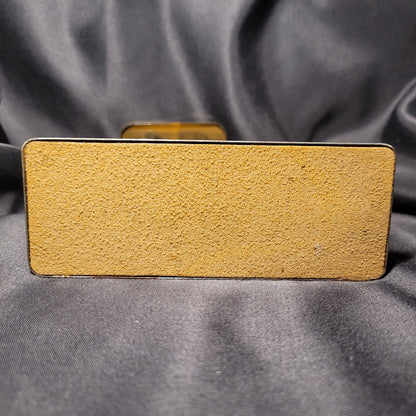 Arca 500 Briefwaage Küchenwaage Mid Century Vintage, Unterseite plastik in goldener Farbeschwarzer Hintergrund.