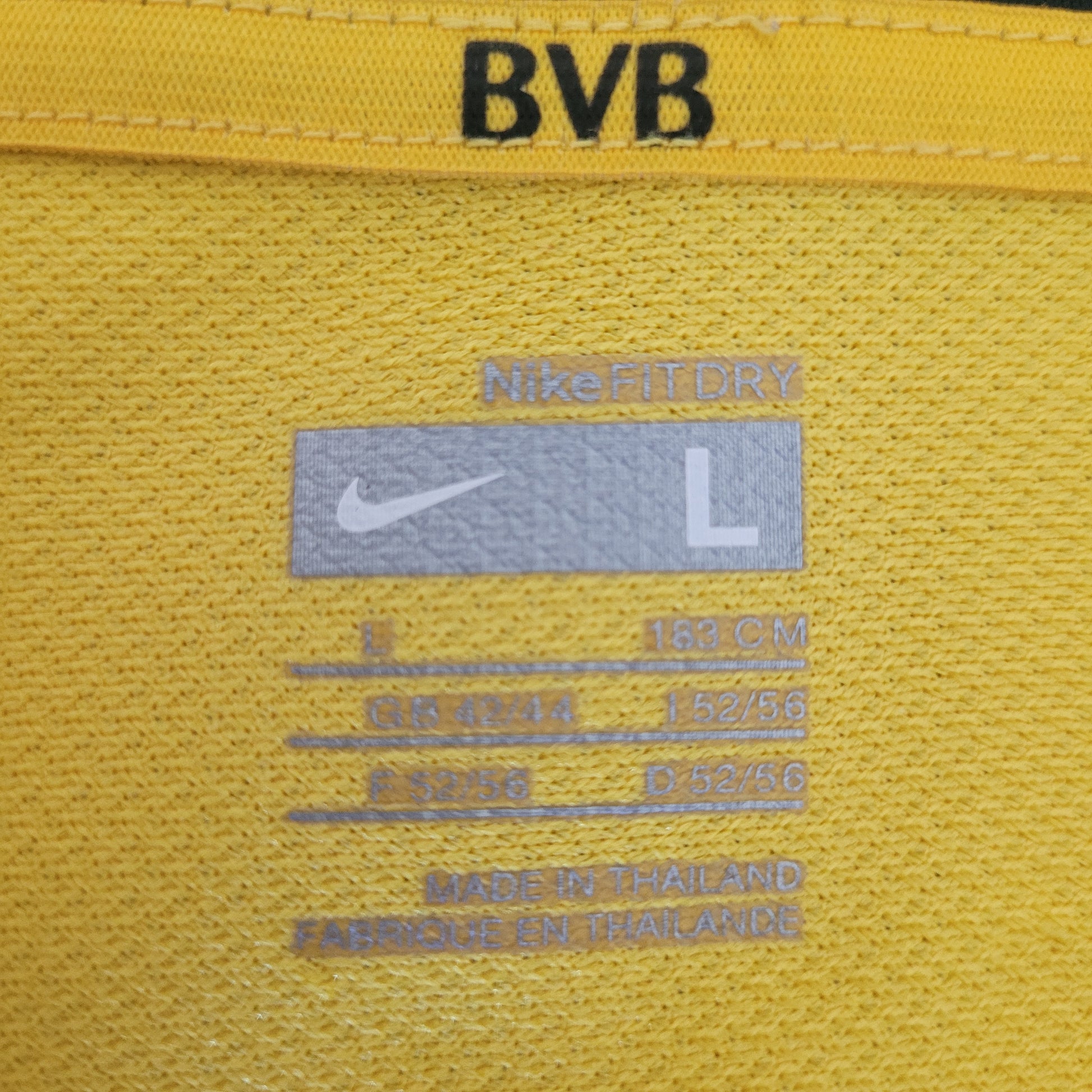 Etikett vom Borussia Dortmund BVB Vintage Trikots 2007-2008 Größe L – Nike Fit Dry. Zu sehen ist, von oben nach unten; BVB in schwarz, Nike Fit Dry, das Nike-Logo, L in grau. 