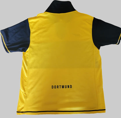 Borussia Dortmund BVB Vintage Trikot 2007-2008 – Rückseite auf grauem Hintergrund Das Bild zeigt die Rückseite eines Borussia Dortmund BVB Vintage Trikots aus der Saison 2007-2008, platziert auf einem grauen Hintergrund. Das Trikot ist überwiegend gelb mit schwarzen Akzenten an den Seiten und Ärmeln.