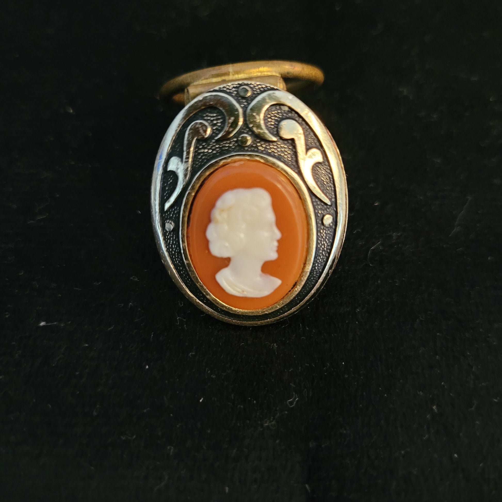 Antike Brosche mit Kamee, die das Profil einer Person zeigt, umgeben von kunstvollen Verzierungen. Nicht magnetisch, Maße 3x2,5 cm. Ideal für Sammler und Liebhaber antiker Schmuckstücke.