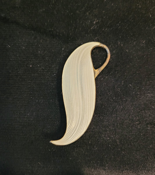 Federbrosche aus 925er Sterlingsilber, 5x1,5 cm, aus Norwegen. Filigranes Design mit eleganter, geschwungener Form auf schwarzem Hintergrund. Perfekt für Sammler und Liebhaber.