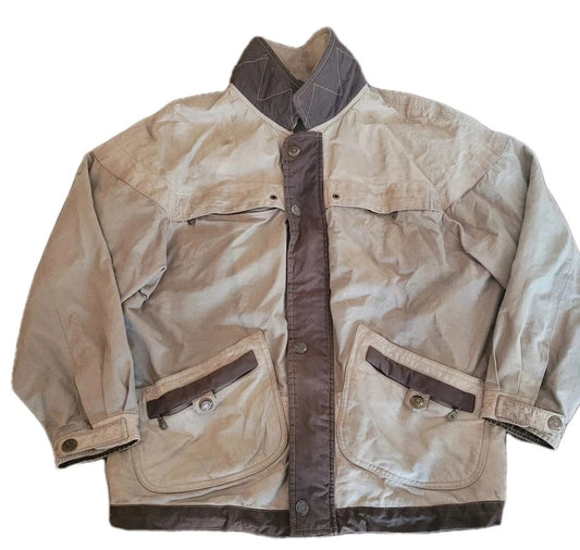 Camel Collection Vintage Jacke aus robustem Rindleder, Größe 48, beige-braune Farbe, mit mehreren Taschen, Metallknöpfen und Reißverschluss. Perfekt für Outdoor-Aktivitäten, kombiniert zeitlosen Stil mit hoher Qualität. Kleine Flecken am Ärmel sichtbar auf dem letzten Foto.