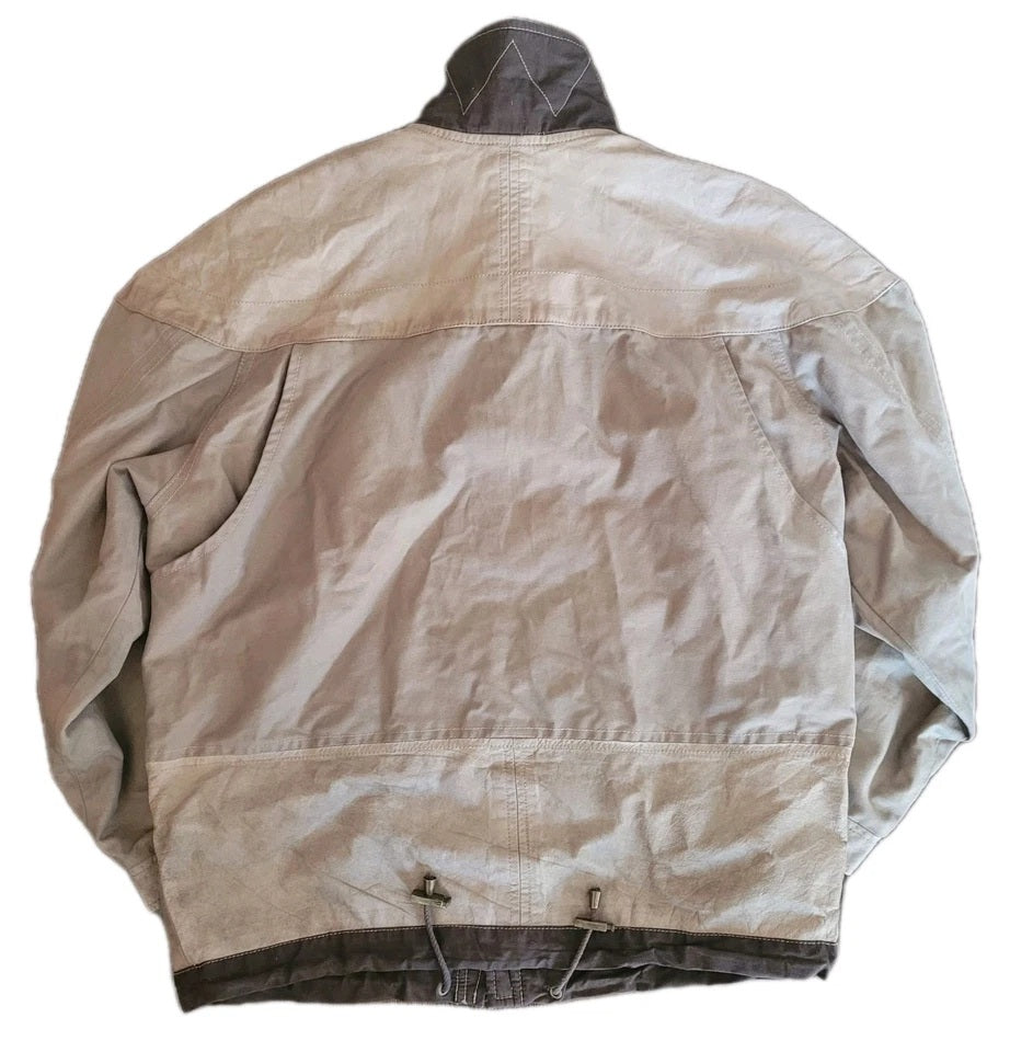 Rückseite der Camel Collection Vintage Jacke, Größe 48, aus robustem Rindleder in beige-brauner Farbe. Sichtbar sind der gerade Schnitt, die hochwertigen Materialien und die feinen Details wie Falten im Stoff, die einen eleganten Vintage-Look unterstreichen. Perfekt für Liebhaber zeitloser Mode mit hoher Qualität.