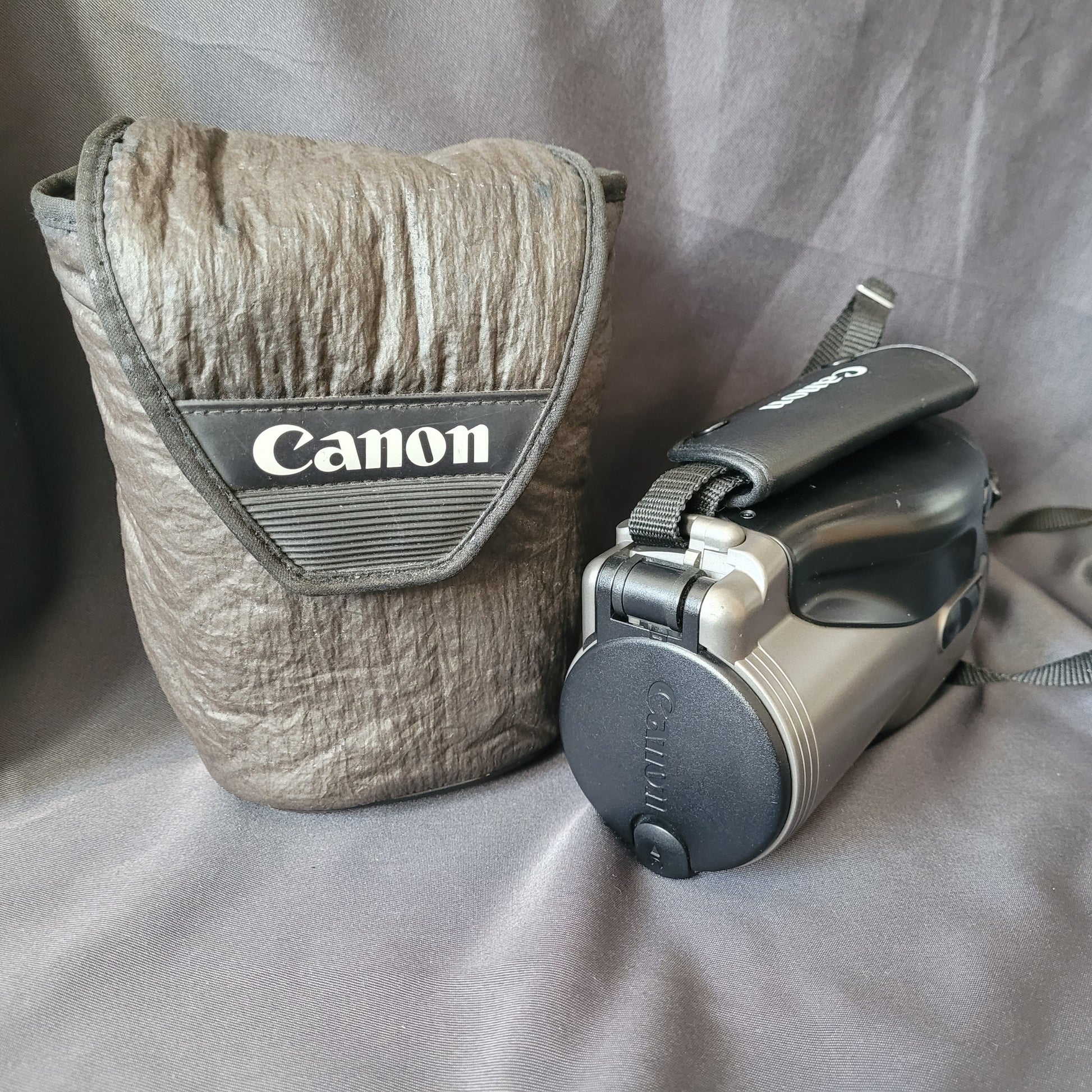 Vintage Canon Epoca Kompaktkamera mit Original Canon‑Tasche, silber‑schwarze 35mm Kompaktkamera aus den frühen 2000er‑Jahren, Retro‑Technik für Sammler