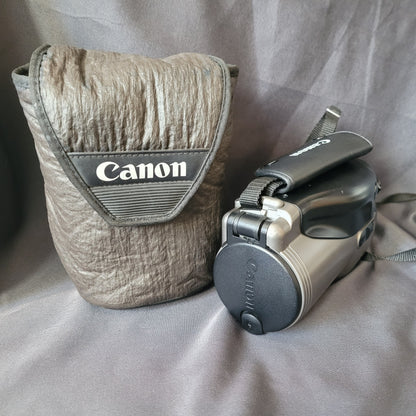 Vintage Canon Epoca Kompaktkamera mit Original Canon‑Tasche, silber‑schwarze 35mm Kompaktkamera aus den frühen 2000er‑Jahren, Retro‑Technik für Sammler