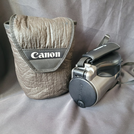 Vintage Canon Epoca Kompaktkamera mit Original Canon‑Tasche, silber‑schwarze 35mm Kompaktkamera aus den frühen 2000er‑Jahren, Retro‑Technik für Sammler