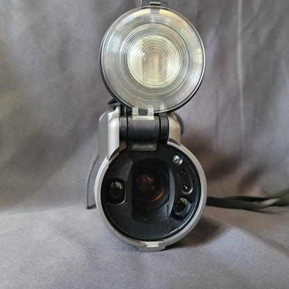 Vintage Canon Camcorder mit 35mm Zoomobjektiv und integriertem Ringlicht, tragbare silber‑schwarze Videokamera mit Handriemen, Retro‑Technik für Sammler