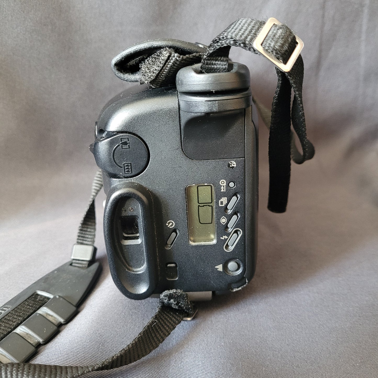 Vintage Canon Epoca Kompaktkamera 35‑105mm Auto Zoom mit LCD‑Display, Moduswahlrad, Zoomsteuerung und Handgelenkschlaufe, klassische 35mm Point‑and‑Shoot Filmkamera für Sammler