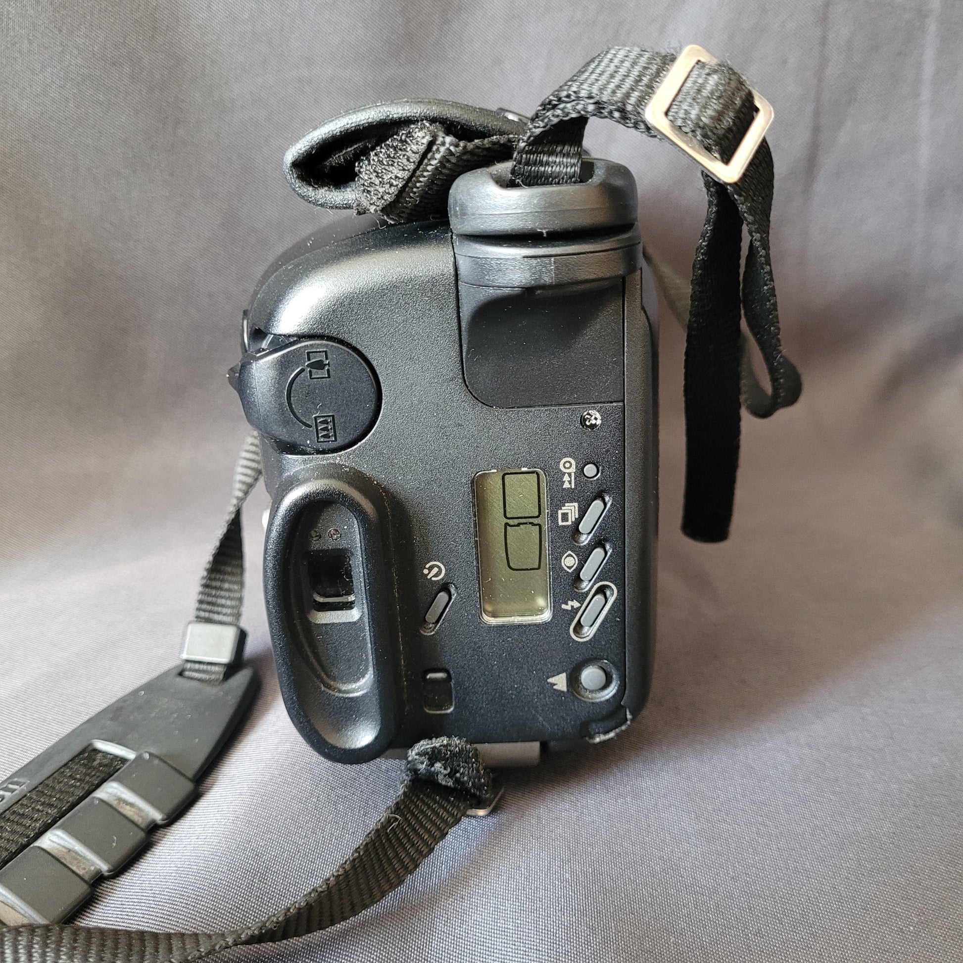 Vintage Canon Epoca Kompaktkamera 35‑105mm Auto Zoom mit LCD‑Display, Moduswahlrad, Zoomsteuerung und Handgelenkschlaufe, klassische 35mm Point‑and‑Shoot Filmkamera für Sammler