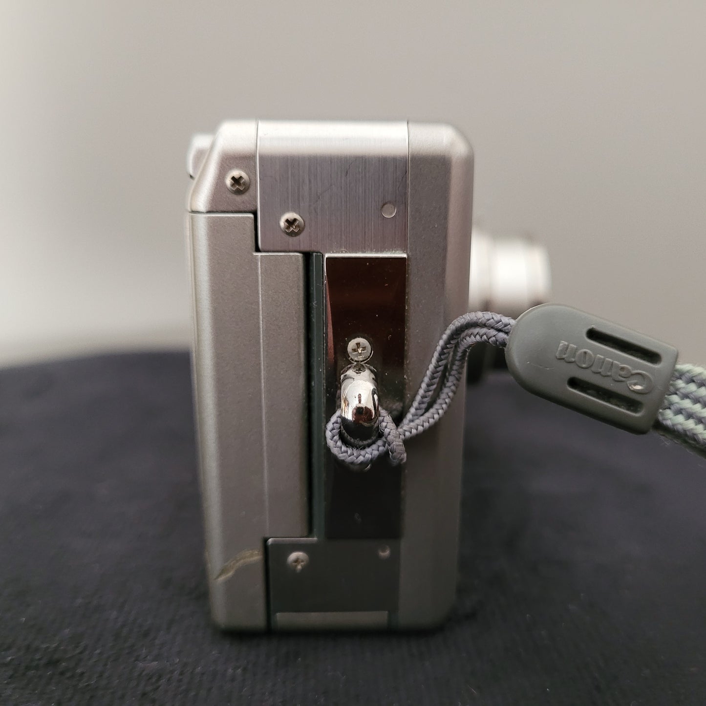 Canon IXY Digital 300 2.1 Megapixel inkl. Zuberhörpaket