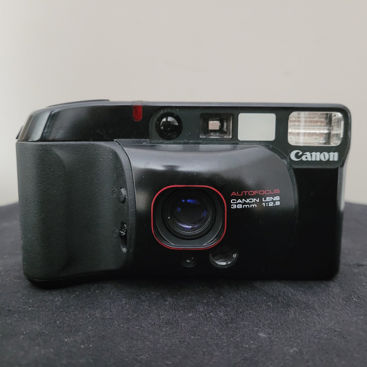 Canon Sure Shot 35mm Autofokus-Analogkamera mit 38mm f/2.8 Objektiv – klassische Kompaktkamera in Schwarz mit ergonomischem Griff und integriertem Blitz, ideal für Vintage-Fotografie und Sammler.