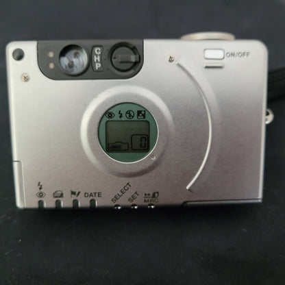 Rückansicht der Canon Vintage Kamera Ixus II S mit aktiviertem LCD-Display, sichtbaren Bedienelementen und klassischen Symbolen – kompakte Retro-Digitalkamera für Sammler und Liebhaber nostalgischer Fototechnik.