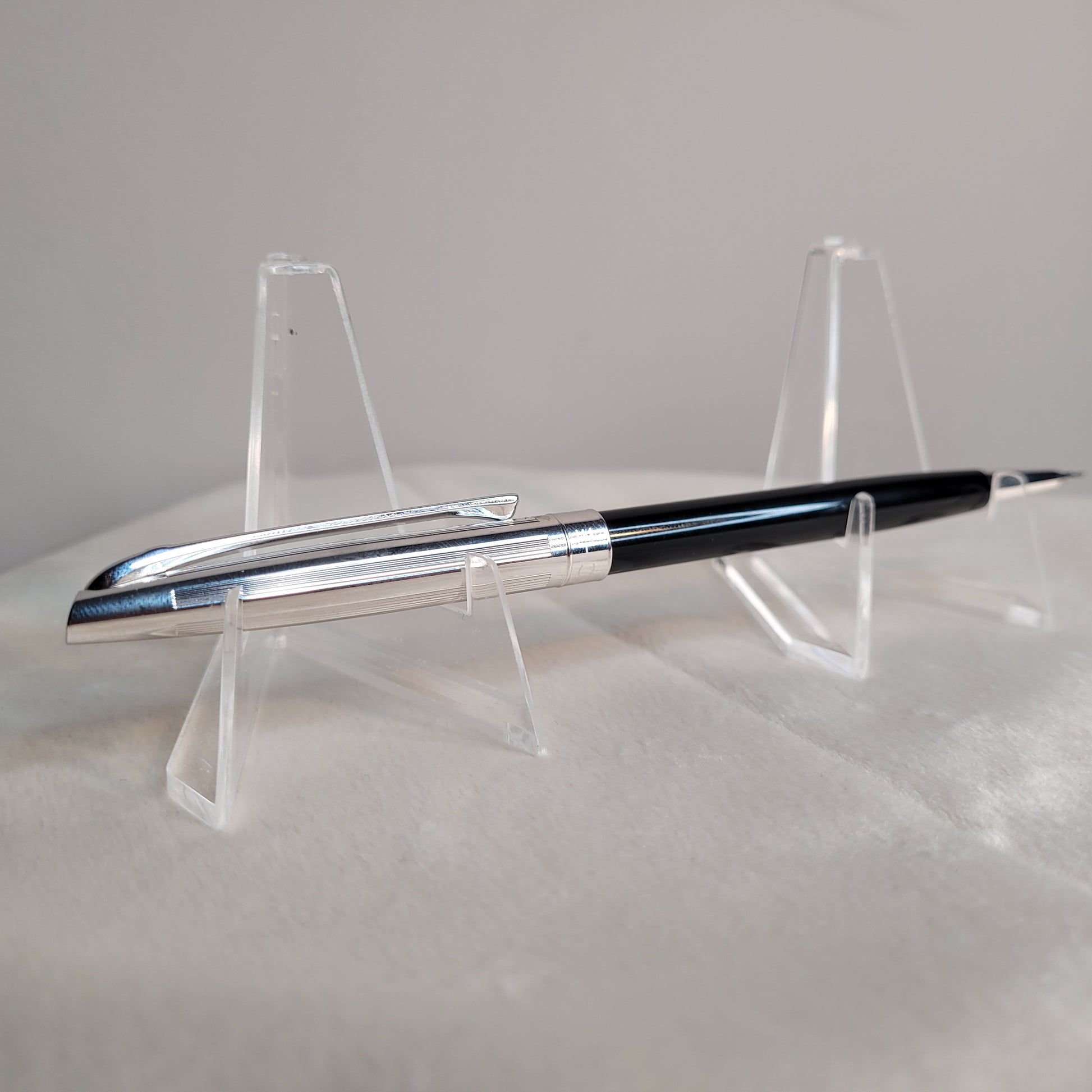 Eleganter Caran d'Ache Druckbleistift Madison Schwarz - Swiss Made, in glänzendem Schwarz mit silbernen Akzenten.