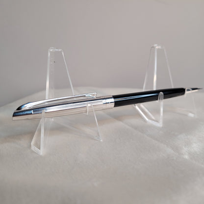 Eleganter Caran d'Ache Druckbleistift Madison Schwarz - Swiss Made, in glänzendem Schwarz mit silbernen Akzenten.